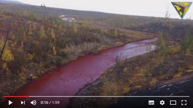 黙示録を連想させる真っ赤に染まったロシアの川